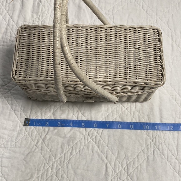 Cottage core wicker basket purse - Picture 3 of 5